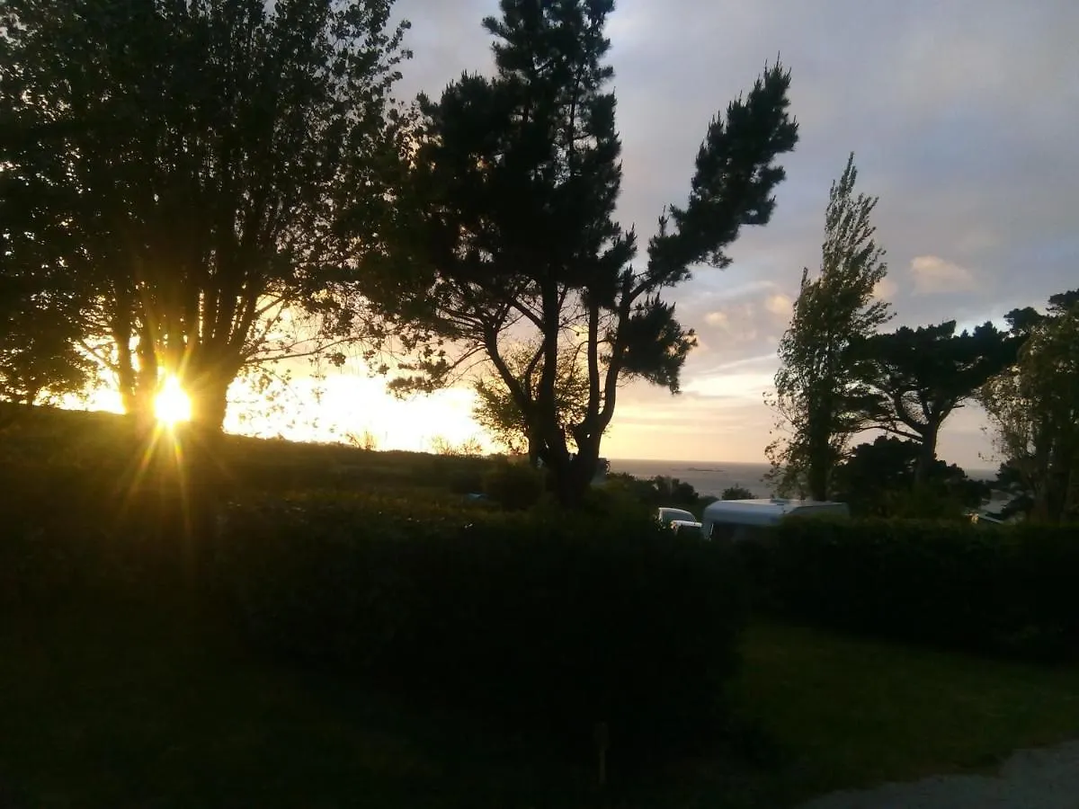Les Hortensias Grande Tente Familiale Deux Chambres Et Sejour Vue Mer Sur Camping Nature Plestin-les-Greves France