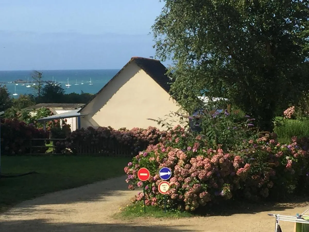 Les Hortensias Grande Tente Familiale Deux Chambres Et Sejour Vue Mer Sur Camping Nature Plestin-les-Greves Campsite